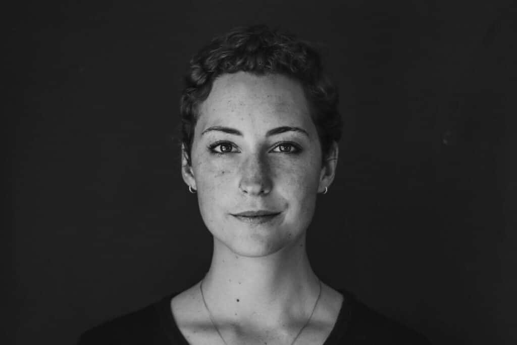 Vrouw met een rustige en evenwichtige uitdrukking op haar gezicht, symbool van emotionele volwassenheid.